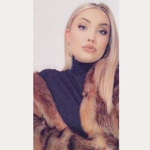 Meet your Posher, Hallee